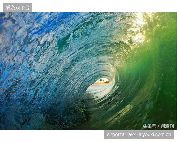 冲浪选手浪上失误竟做出超帅姿势，瞬间成为海滩焦点